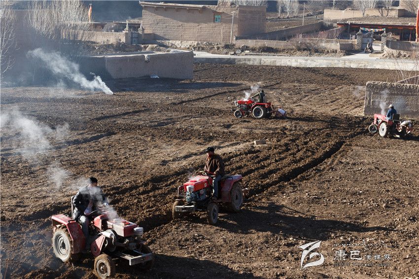 雪山腳下春耕圖(康巴傳媒網(wǎng)首屆紀實(shí)攝影大賽)