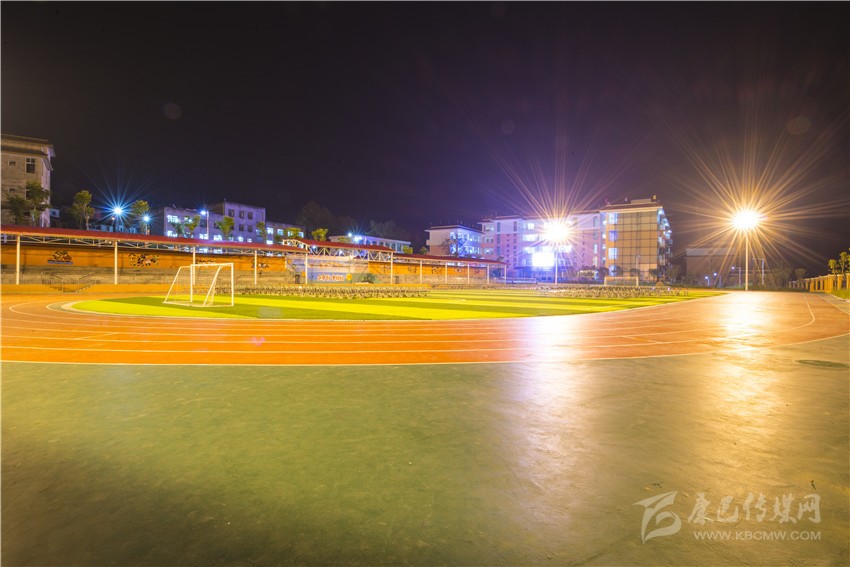 九龍灣壩寄宿制學(xué)?！白兡樣洝? onload=