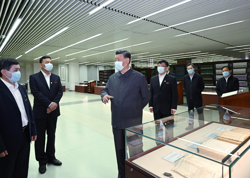 2022年4月25日，習近平來(lái)到中國人民大學(xué)考察調研。這是他在圖書(shū)館考察。