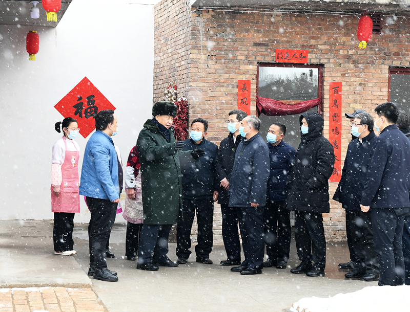2022年1月26日，習近平總書(shū)記在山西霍州馮南垣村受災村民師紅兵家看望。