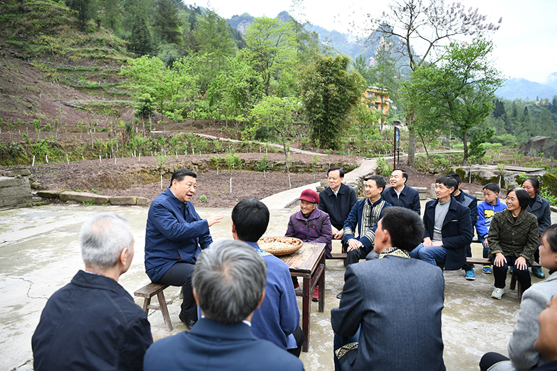 2019年4月15日，習近平總書(shū)記在重慶石柱土家族自治縣中益鄉華溪村同村民代表、基層干部、扶貧干部、鄉村醫生等圍坐在一起，共話(huà)脫貧攻堅。