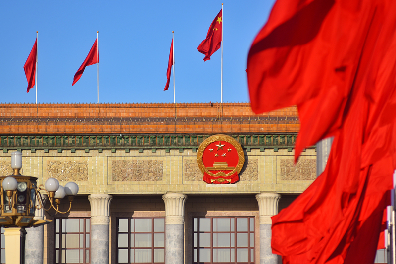 2024年3月8日，北京上空現“兩會(huì )藍”，人民大會(huì )堂前紅旗飄揚。