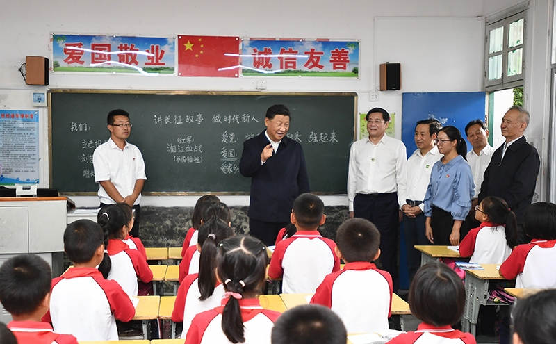 2020年9月16日，習近平總書(shū)記在湖南省郴州市汝城縣文明瑤族鄉第一片小學(xué)，同正在上思政課的同學(xué)們親切交流。