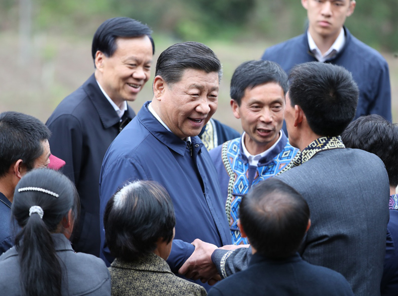 2019年4月15日至17日，中共中央總書(shū)記、國家主席、中央軍委主席習近平在重慶考察，并主持召開(kāi)解決“兩不愁三保障”突出問(wèn)題座談會(huì )。這是4月15日下午，習近平在石柱土家族自治縣中益鄉華溪村同村民親切交流。新華社記者 丁海濤 攝