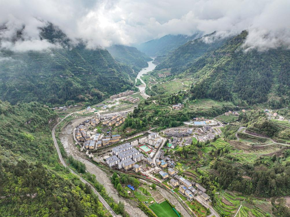 這是2024年4月11日拍攝的重慶石柱土家族自治縣中益鄉景色（無(wú)人機照片）。新華社記者 唐奕 攝