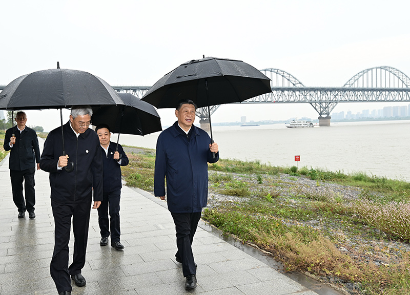 2023年10月10日至13日，中共中央總書(shū)記、國家主席、中央軍委主席習近平在江西考察。這是10日下午，習近平在長(cháng)江國家文化公園九江城區段考察時(shí)，冒雨沿江堤步行察看沿岸風(fēng)貌。新華社記者 謝環(huán)馳 攝