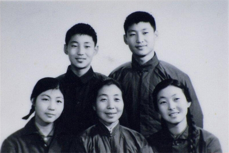 1972年冬，齊心和子女們。前排右起:齊橋橋、齊心、習安安。后排右起:習近平、習遠平。