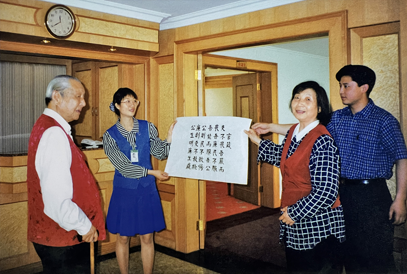 1999年3月，習仲勛欣賞齊心的書(shū)法作品《官箴》。