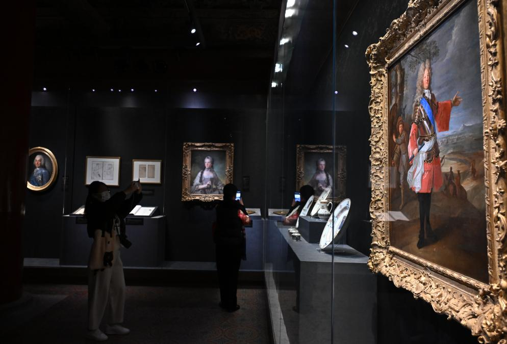 4月1日，作為中法文化旅游年的重要項目，“紫禁城與凡爾賽宮——17、18世紀的中法交往”展覽在故宮文華殿開(kāi)幕。圖為觀(guān)眾當天參觀(guān)展覽。新華社記者 金良快 攝