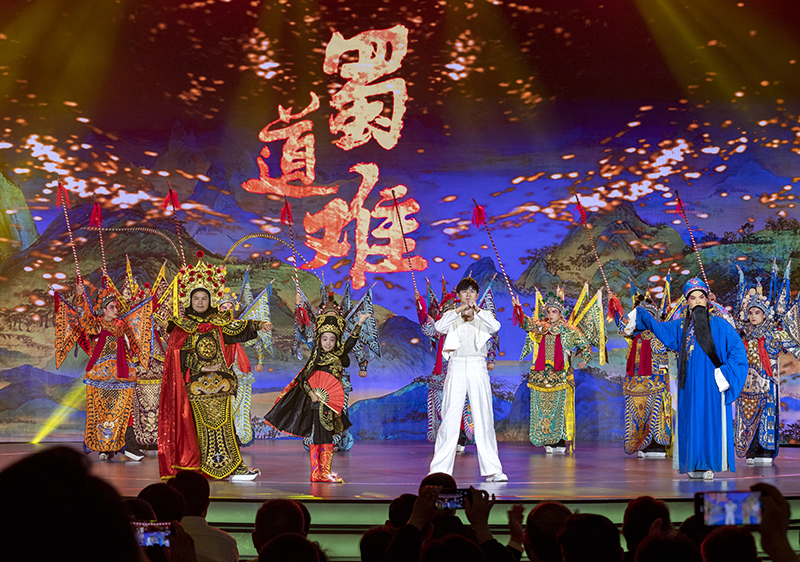 2023年10月13日，成都，“把青春華章寫(xiě)在祖國大地上”大思政課網(wǎng)絡(luò )主題宣傳和互動(dòng)引導活動(dòng)在四川大學(xué)舉行。