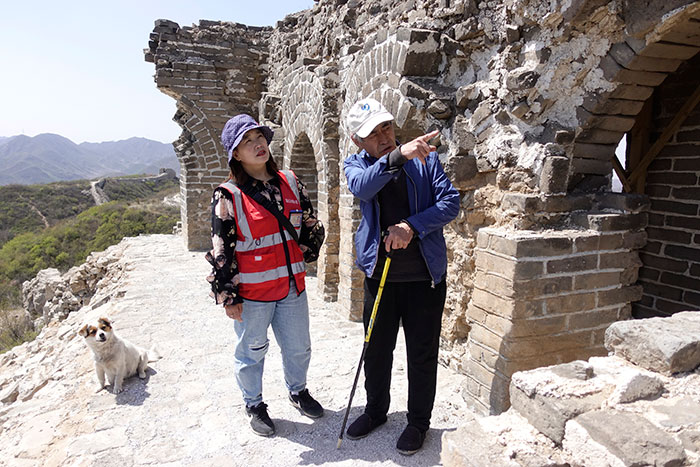 在明長(cháng)城遺址上，梅景田給外甥女劉紅巖講述長(cháng)城故事。