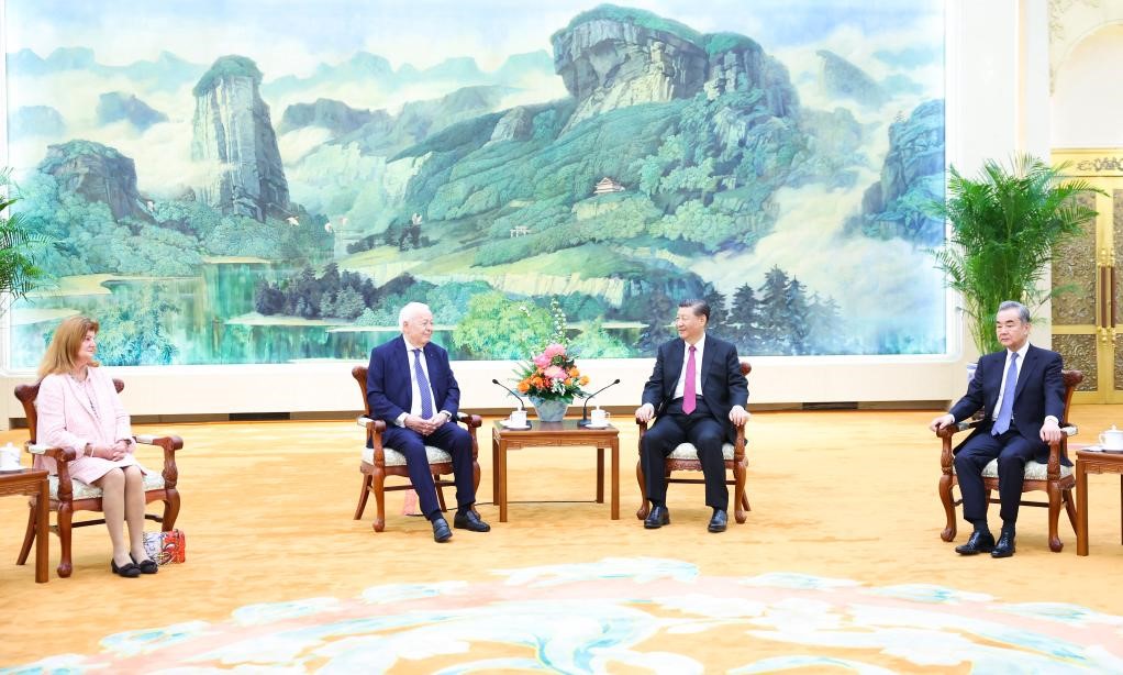 2024年4月8日，國家主席習近平在北京人民大會(huì )堂會(huì )見(jiàn)法國梅里?；饡?huì )主席梅里埃夫婦。新華社記者 黃敬文 攝