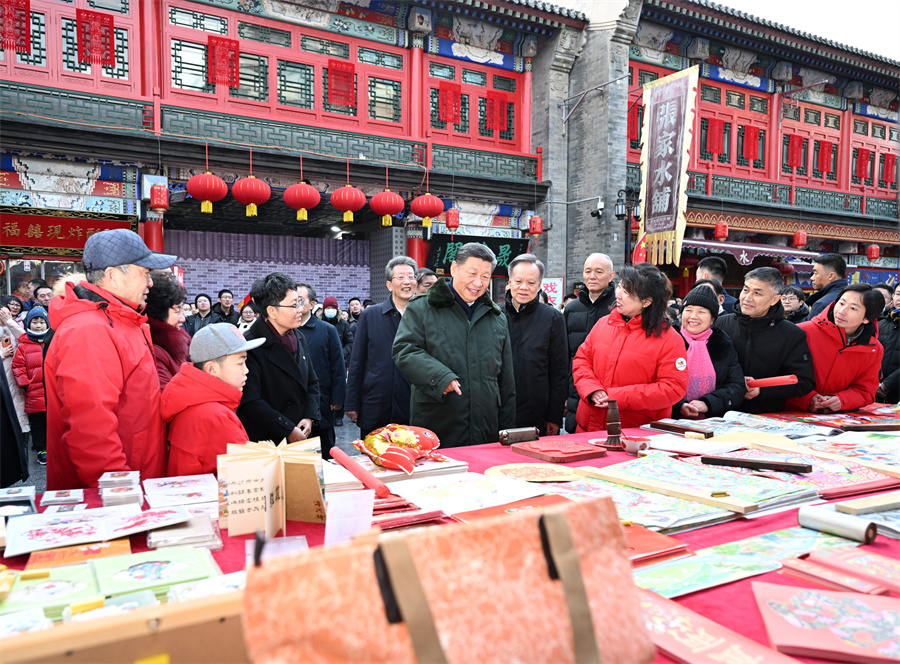 2024年2月1日下午，習近平在天津古文化街考察時(shí)，同店鋪員工和現場(chǎng)群眾互動(dòng)交流。新華社記者 謝環(huán)馳 攝