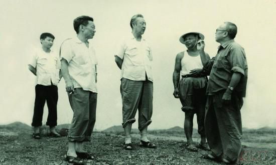 1978年8月，習仲勛（左三）在廣東惠陽(yáng)農村調研。在清華大學(xué)讀書(shū)的習近平（左一）利用暑假時(shí)間參加社會(huì )實(shí)踐，隨同父親一起下鄉。