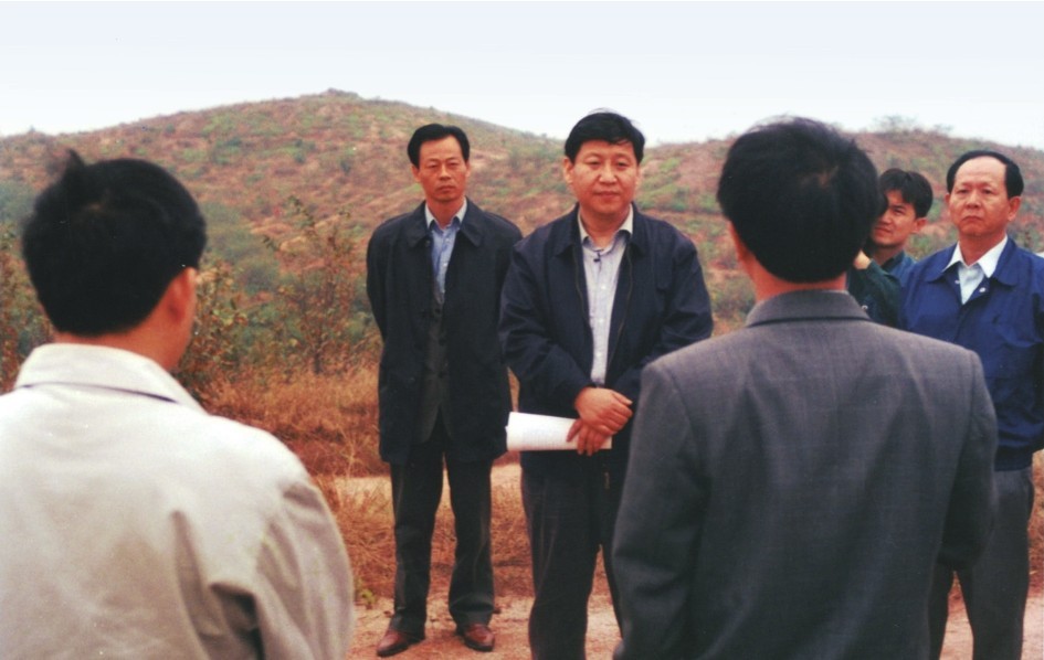 1999年11月，習近平在龍巖市長(cháng)汀縣河田水土流失治理區調研。圖源：《習近平在福建（下）》