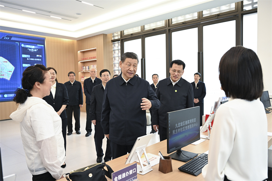 2024年4月22日至24日，中共中央總書(shū)記、國家主席、中央軍委主席習近平在重慶考察。這是22日下午，習近平在九龍坡區謝家灣街道民主村社區考察。新華社記者 謝環(huán)馳 攝