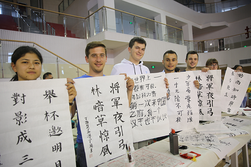 2017年6月5日，來(lái)自青島大學(xué)和中國石油大學(xué)（華東）的外國留學(xué)生在展示剛剛現場(chǎng)完成的書(shū)法作品。