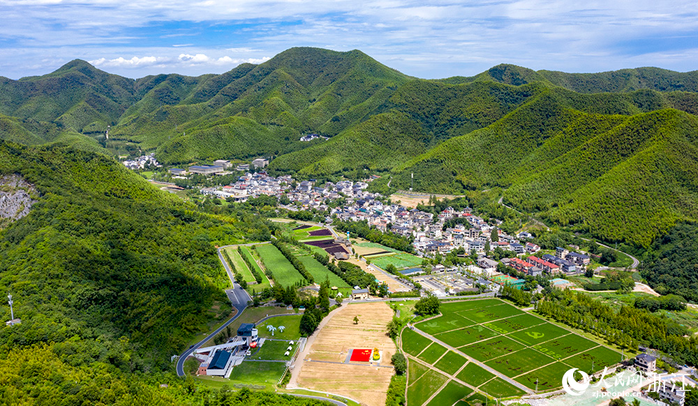 俯瞰余村全貌。人民網(wǎng) 章勇濤 攝
