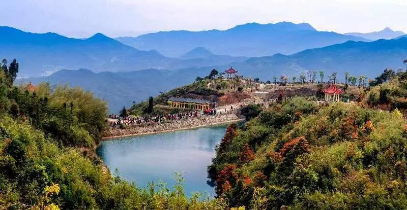 圖為游客們到軍營(yíng)村七彩池欣賞美景。廈門(mén)市委宣傳部供圖