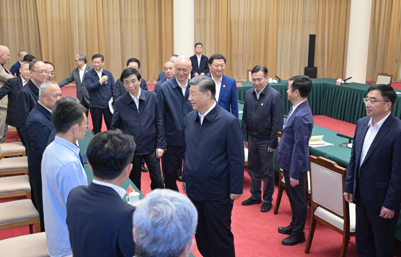 2024年5月23日，習近平總書(shū)記在山東省濟南市主持召開(kāi)企業(yè)和專(zhuān)家座談會(huì )并發(fā)表重要講話(huà)。這是總書(shū)記同參會(huì )的企業(yè)和專(zhuān)家代表親切交流。