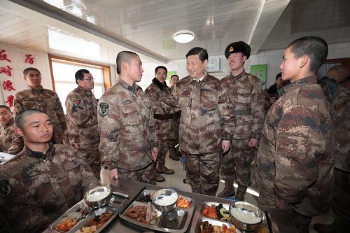 2014年1月26日中午，習近平來(lái)到連隊食堂，同戰士們一起用餐。新華社記者 李剛 攝