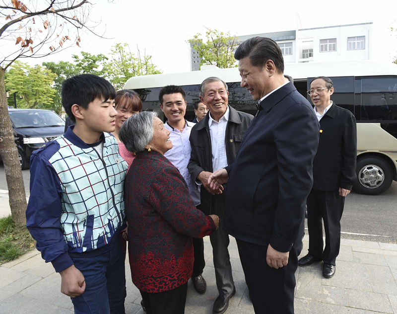 2016年4月25日，習近平在安徽省滁州市鳳陽(yáng)縣小崗村看望當年大包干帶頭人嚴金昌（右三）一家。